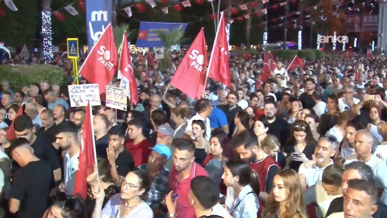 Adana’da Zeydan Karalar Protestosu: Vatandaşlar Belediye Önüne Akın Etti