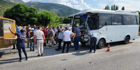 Kavşakta Feci Çarpışma: Çok Sayıda Yaralı Var!