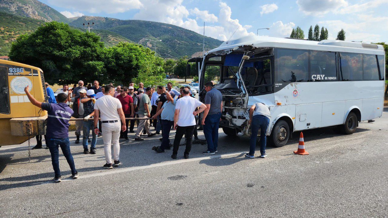 Kavşakta Feci Çarpışma: Çok Sayıda Yaralı Var!