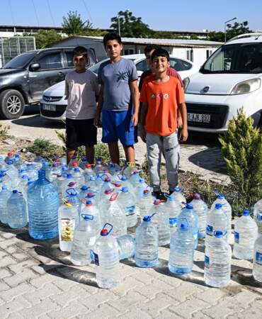 Alevlerin Minik Kahramanları! Hatay’da Konteyner Kentteki Çocuklardan Yangına Anlamlı Destek