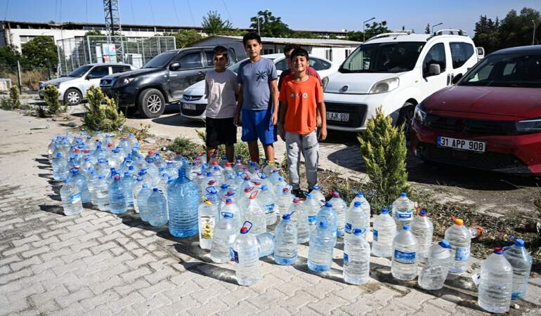 Alevlerin Minik Kahramanları! Hatay’da Konteyner Kentteki Çocuklardan Yangına Anlamlı Destek