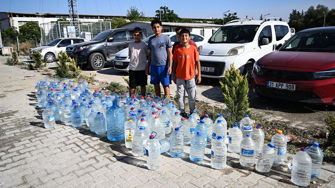 Alevlerin Minik Kahramanları! Hatay’da Konteyner Kentteki Çocuklardan Yangına Anlamlı Destek