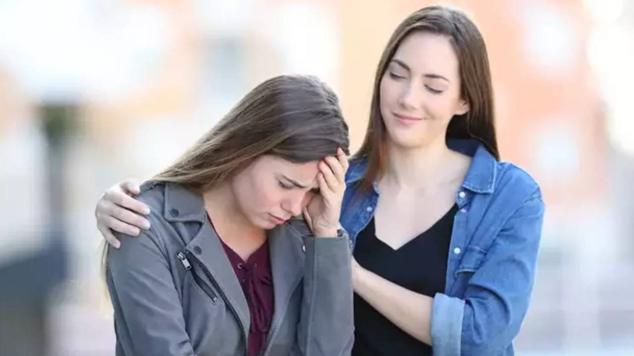 Arkadaşınızın Sizi Kıskandığını Gösteren Gizli İşaret: Bunu Yapıyorsa Sizi Hiç Çekemiyor