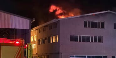 Arnavutköy’de Sünger ve Plastik Fabrikasında Korkutan Yangın: Patlamayla Başladı, Tüm Bina Alevlere Teslim Oldu