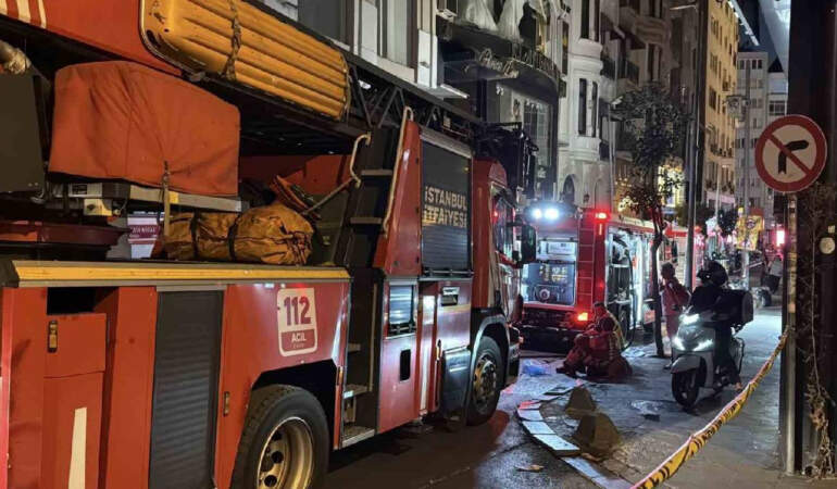 Beyoğlu’nda Eğlence Mekanında Korkutan Yangın: Vatandaşlar Tahliye Edildi