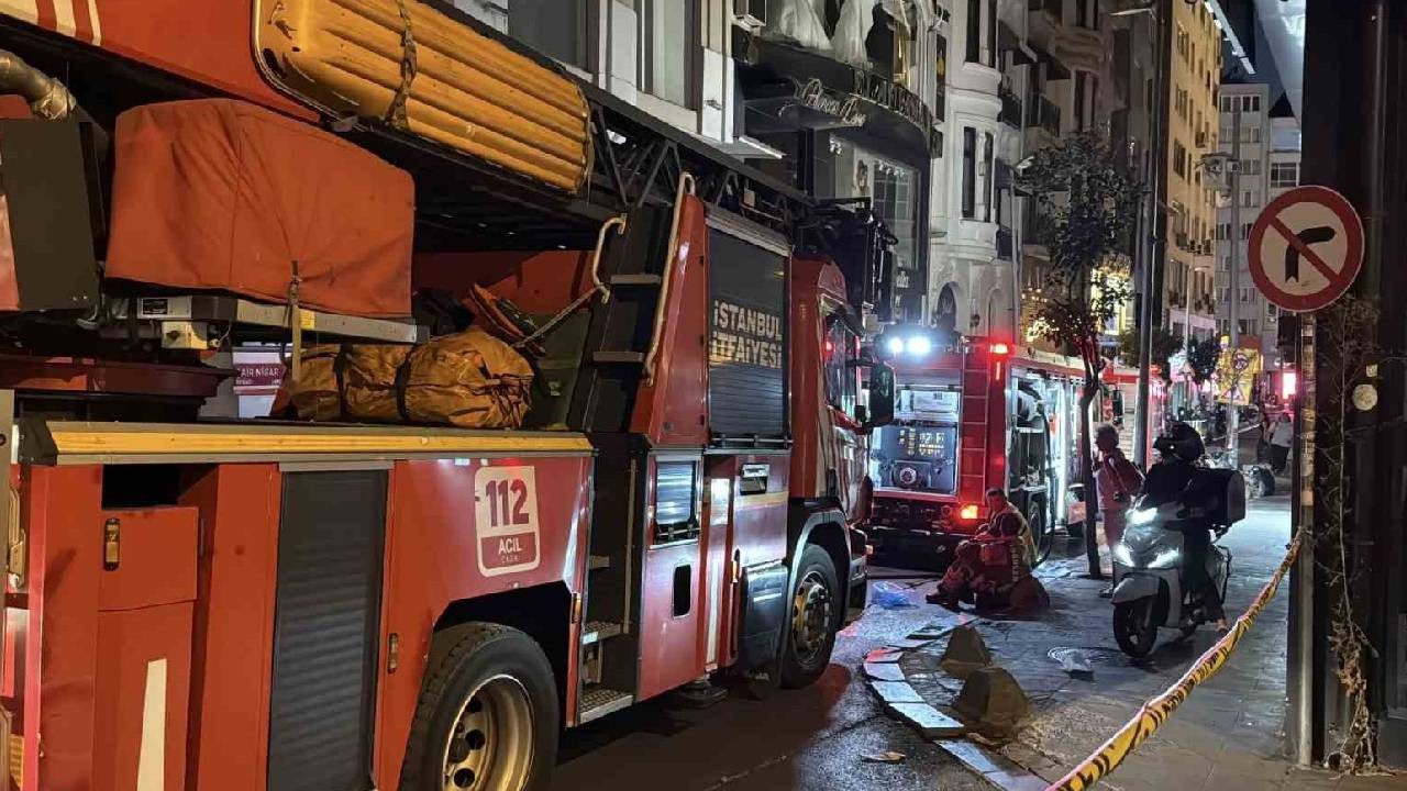 Beyoğlu’nda Eğlence Mekanında Korkutan Yangın: Vatandaşlar Tahliye Edildi