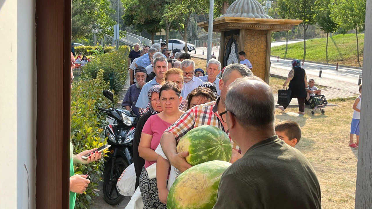 Bilecik’te Karpuz İsyanı: Tarlada 1 Lira, Markette 10 Lira Olan Karpuz Ücretsiz Dağıtıldı
