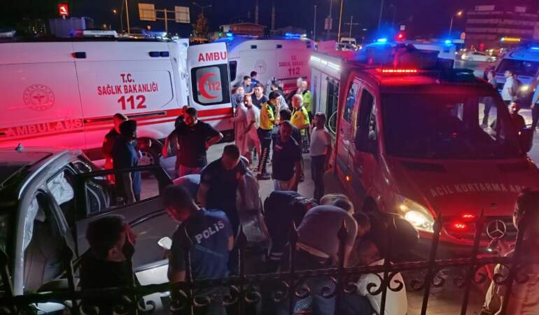 Bursa’da Feci Kaza! Kırmızı Işık İhlali Faciayı Getirdi: 8 Yaralı