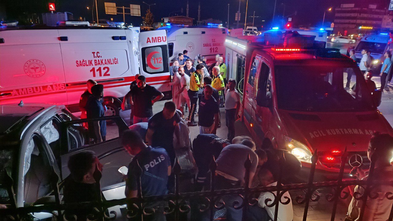 Bursa’da Feci Kaza! Kırmızı Işık İhlali Faciayı Getirdi: 8 Yaralı