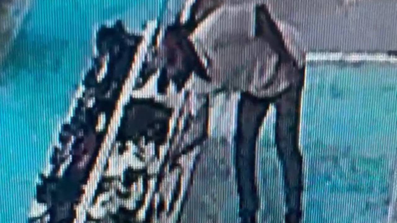 Camide Ayakkabı Hırsızlığı Kamerada