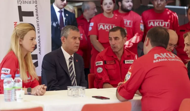 CHP Genel Başkanı Özel, AKUT’a taziye ziyaretinde bulundu