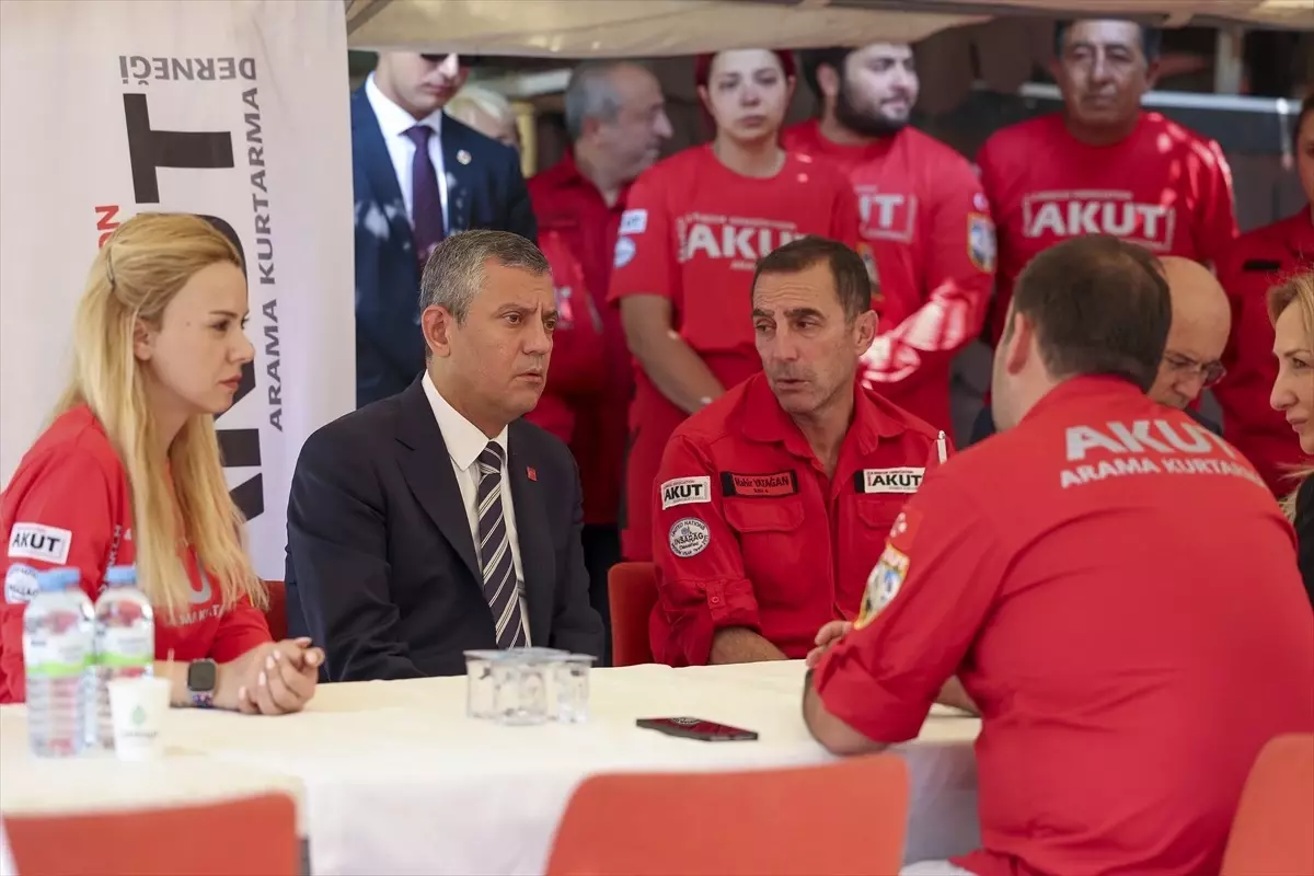 CHP Genel Başkanı Özel, AKUT’a taziye ziyaretinde bulundu