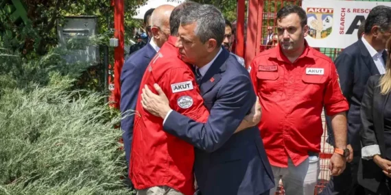 CHP Genel Başkanı Özel’den AKUT’a taziye ziyareti
