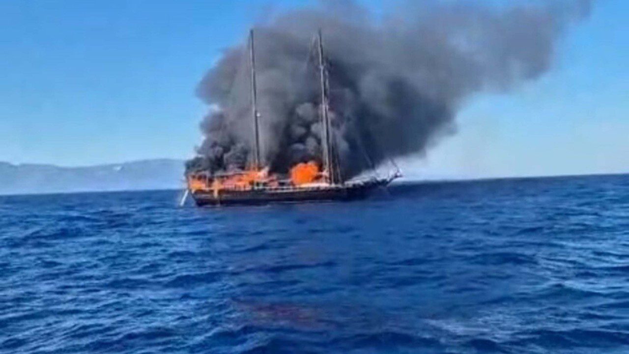 Denizin Ortasında Can Pazarı: Tekne Birden Alev Aldı