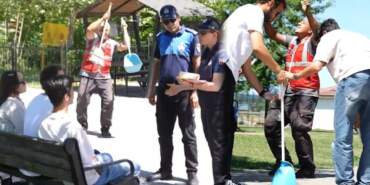 Düzce Belediyesi’nden Eğlenceli Farkındalık Videosu: Zabıta Yere Çöp Atanları Uyardı, İşçi Dans Etti