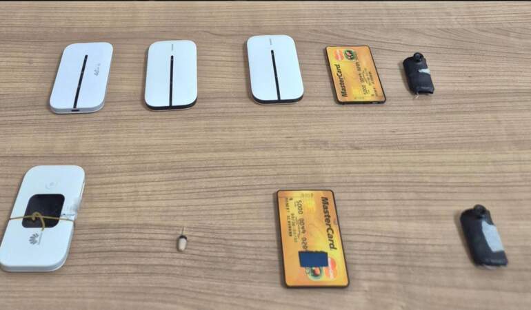 Ehliyet Sınavında Düzenekle Kopya Çekerken Yakalandılar