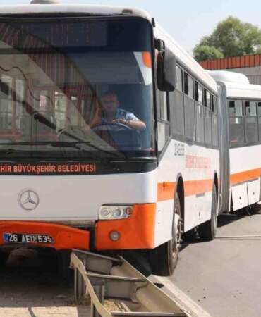 Eskişehir’de Belediye Otobüsü Bariyerlere Çarptı
