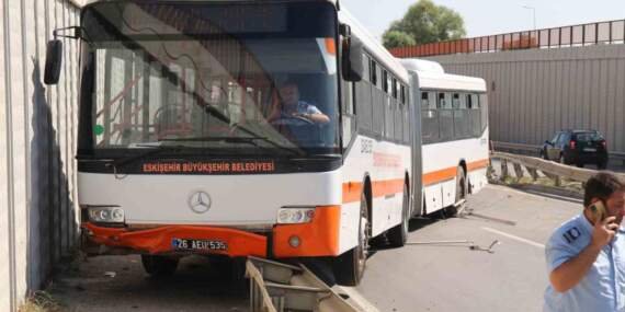 Eskişehir’de Belediye Otobüsü Bariyerlere Çarptı