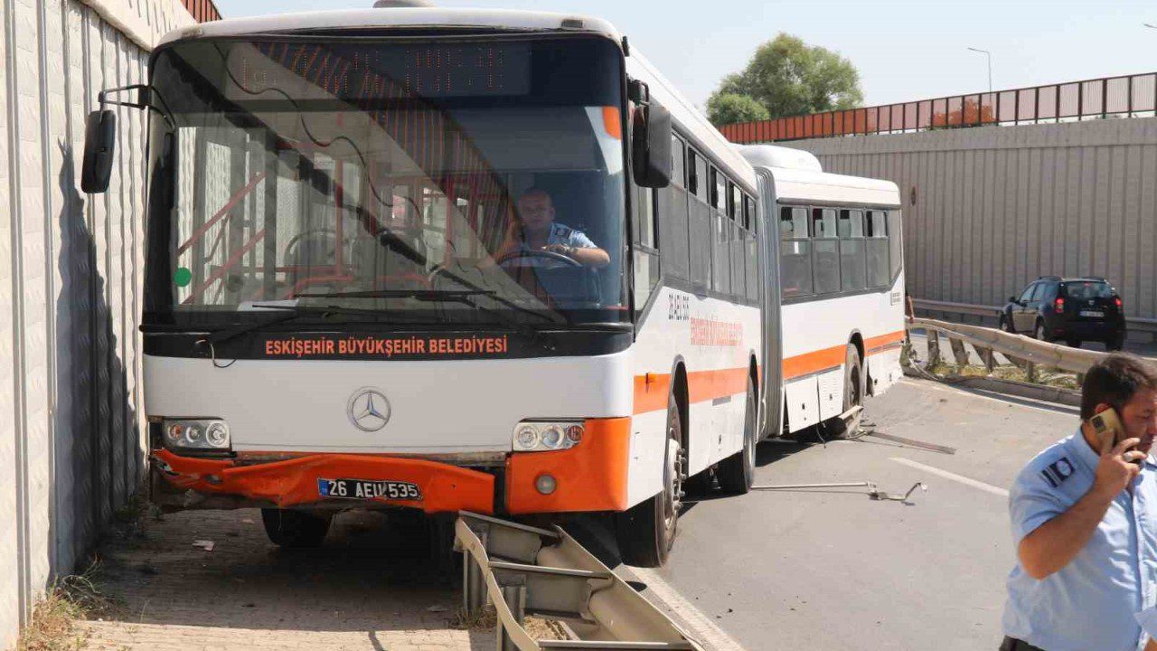 Eskişehir’de Belediye Otobüsü Bariyerlere Çarptı