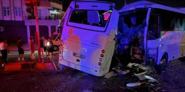 Gece Yarısı Zincirleme Kaza! Midibüsler Çarpıştı, Yaralılar Var