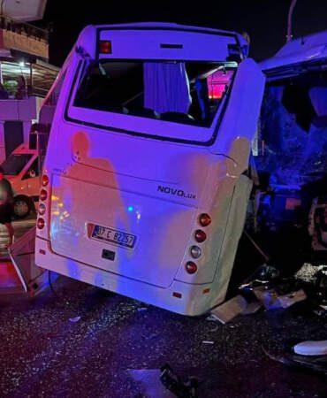 Gece Yarısı Zincirleme Kaza! Midibüsler Çarpıştı, Yaralılar Var