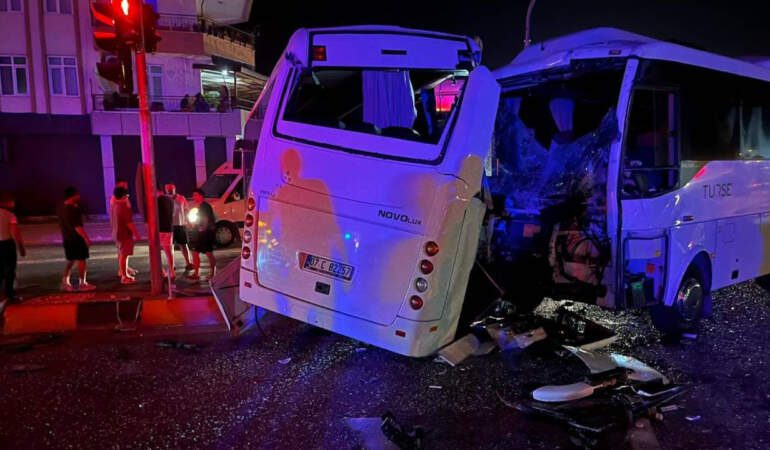 Gece Yarısı Zincirleme Kaza! Midibüsler Çarpıştı, Yaralılar Var