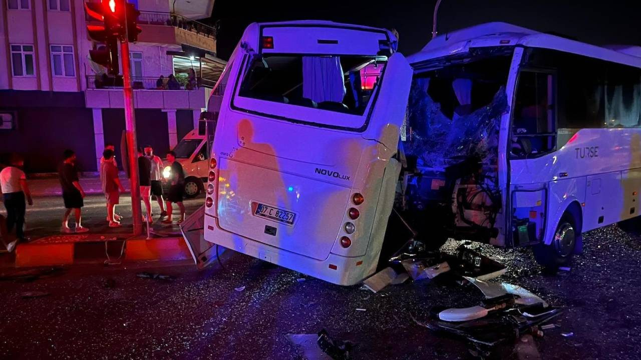 Gece Yarısı Zincirleme Kaza! Midibüsler Çarpıştı, Yaralılar Var