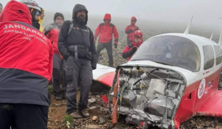 İlk Görüntüler Ortaya Çıktı: Rize’de Düşen Uçağın Enkazı Böyle Bulundu