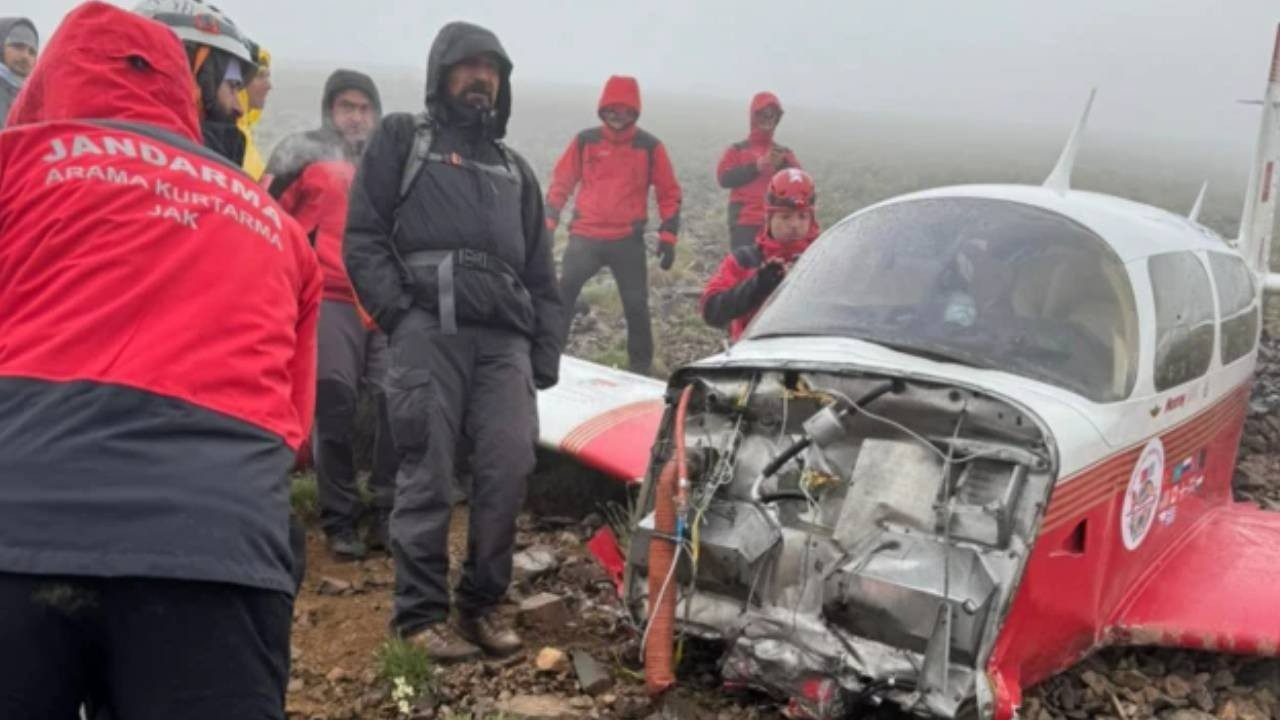 İlk Görüntüler Ortaya Çıktı: Rize’de Düşen Uçağın Enkazı Böyle Bulundu