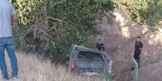 Hafif Ticari Araç Şarampole Yuvarlandı, 1 Yaralı