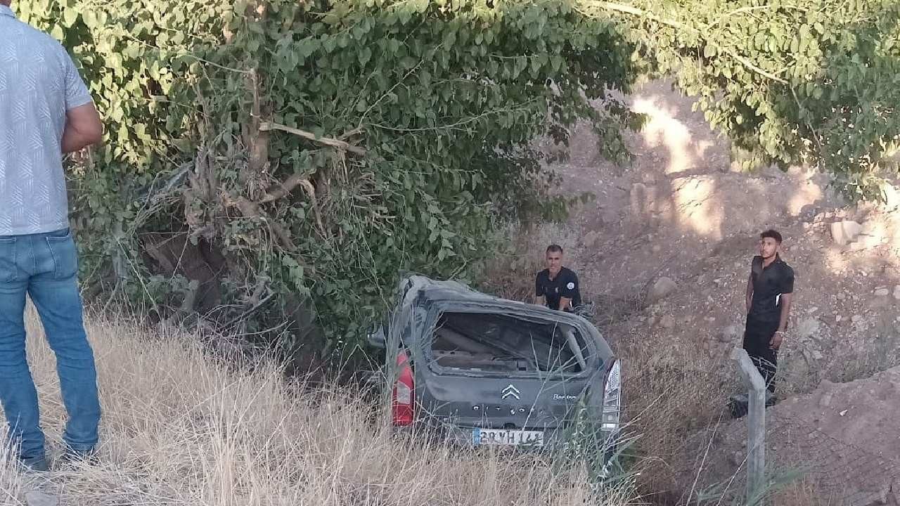 Hafif Ticari Araç Şarampole Yuvarlandı, 1 Yaralı