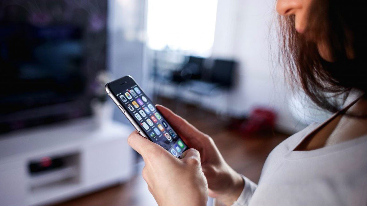 Herkes Bilmeden Yapıyor Ama Bu Hareket Telefonun Pil Ömrünü Uzatıyor