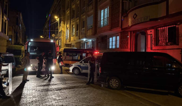 İstanbul’da Komşu Kavgasında Kan Döküldü: Biri Göğsünden Bıçaklandı, Birinin Evi Kurşunlandı