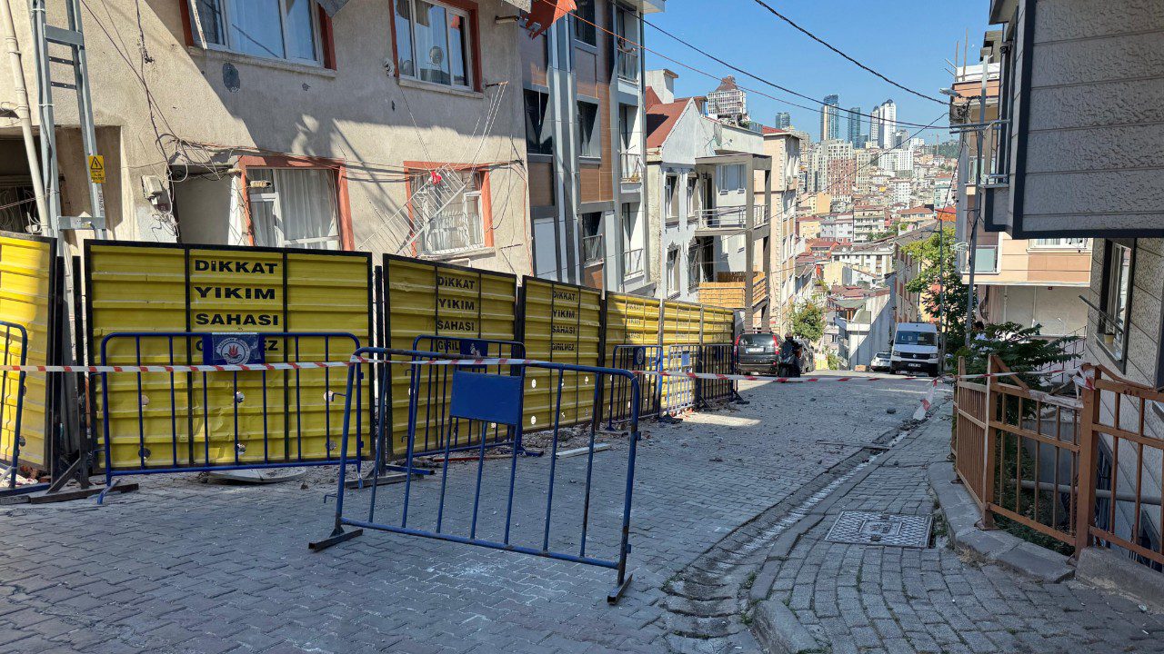 Kağıthane’de Balkon Çöktü, Bina Tahliye Edildi