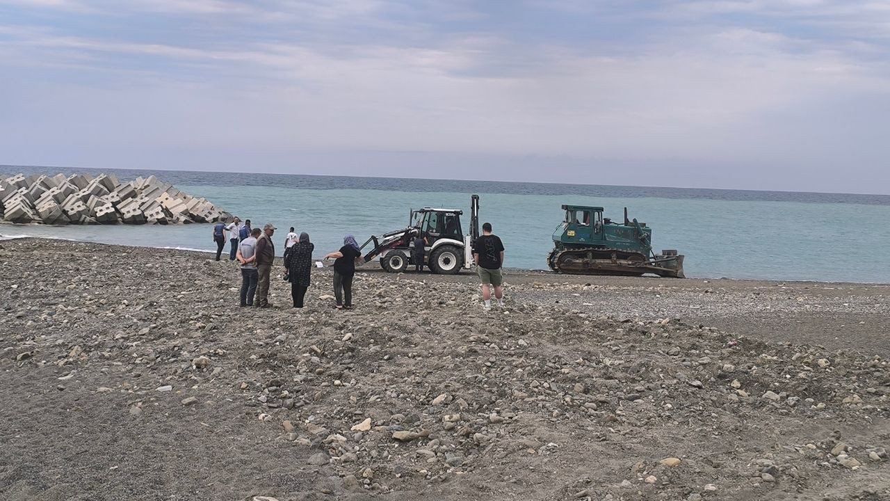 Kastamonu Sahilinde Feci Olay: Güneşlenen Kadını Kepçe Ezdi!