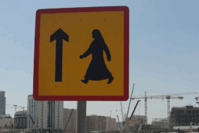 Yeni Trafik Levhası Şaşırttı: Bir Bakan Bir Daha Baktı