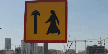 Yeni Trafik Levhası Şaşırttı: Bir Bakan Bir Daha Baktı