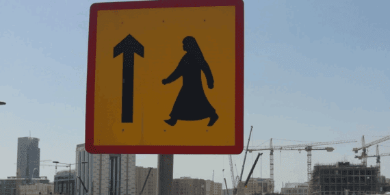 Yeni Trafik Levhası Şaşırttı: Bir Bakan Bir Daha Baktı