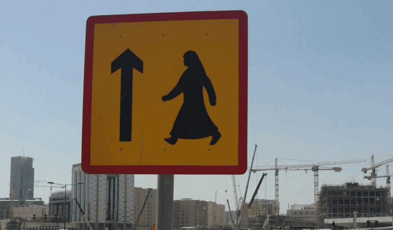 Yeni Trafik Levhası Şaşırttı: Bir Bakan Bir Daha Baktı