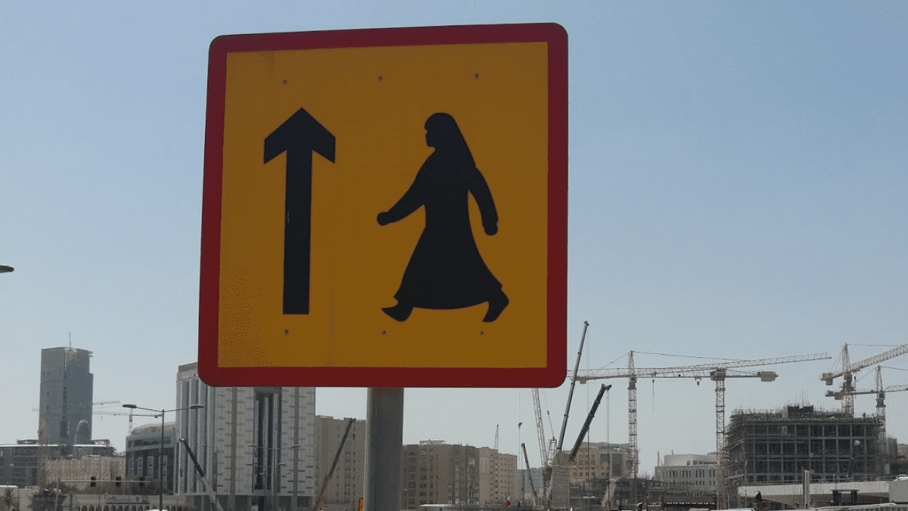 Yeni Trafik Levhası Şaşırttı: Bir Bakan Bir Daha Baktı