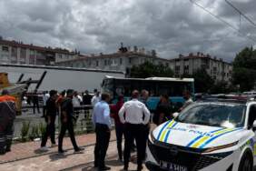 Kayseri’de Zincirleme Kaza: Otomobil Tramvay Yoluna Girdi