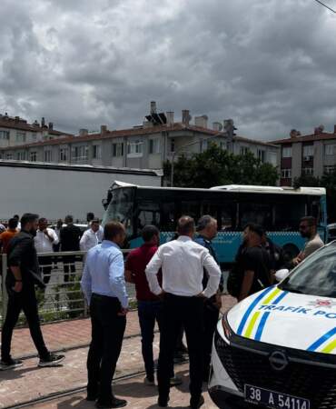 Kayseri’de Zincirleme Kaza: Otomobil Tramvay Yoluna Girdi