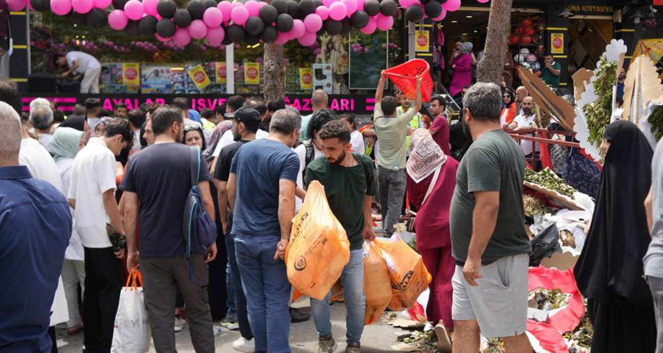 Başakşehir’de indirim izdihamı: Vatandaşlar fenalaştı, mağaza öğleden sonra kapandı