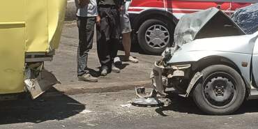 Korkunç Kaza! Otomobil, Halk Otobüsüne Çarptı: 2 Yaralı