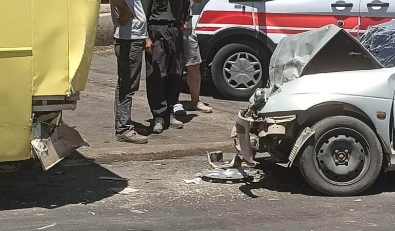 Korkunç Kaza! Otomobil, Halk Otobüsüne Çarptı: 2 Yaralı