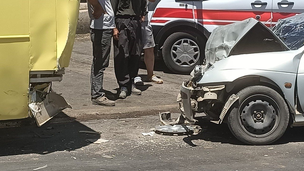 Korkunç Kaza! Otomobil, Halk Otobüsüne Çarptı: 2 Yaralı