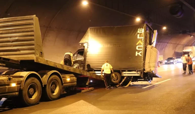 Kuzey Marmara Otoyolu’nda Kamyonet Devrildi