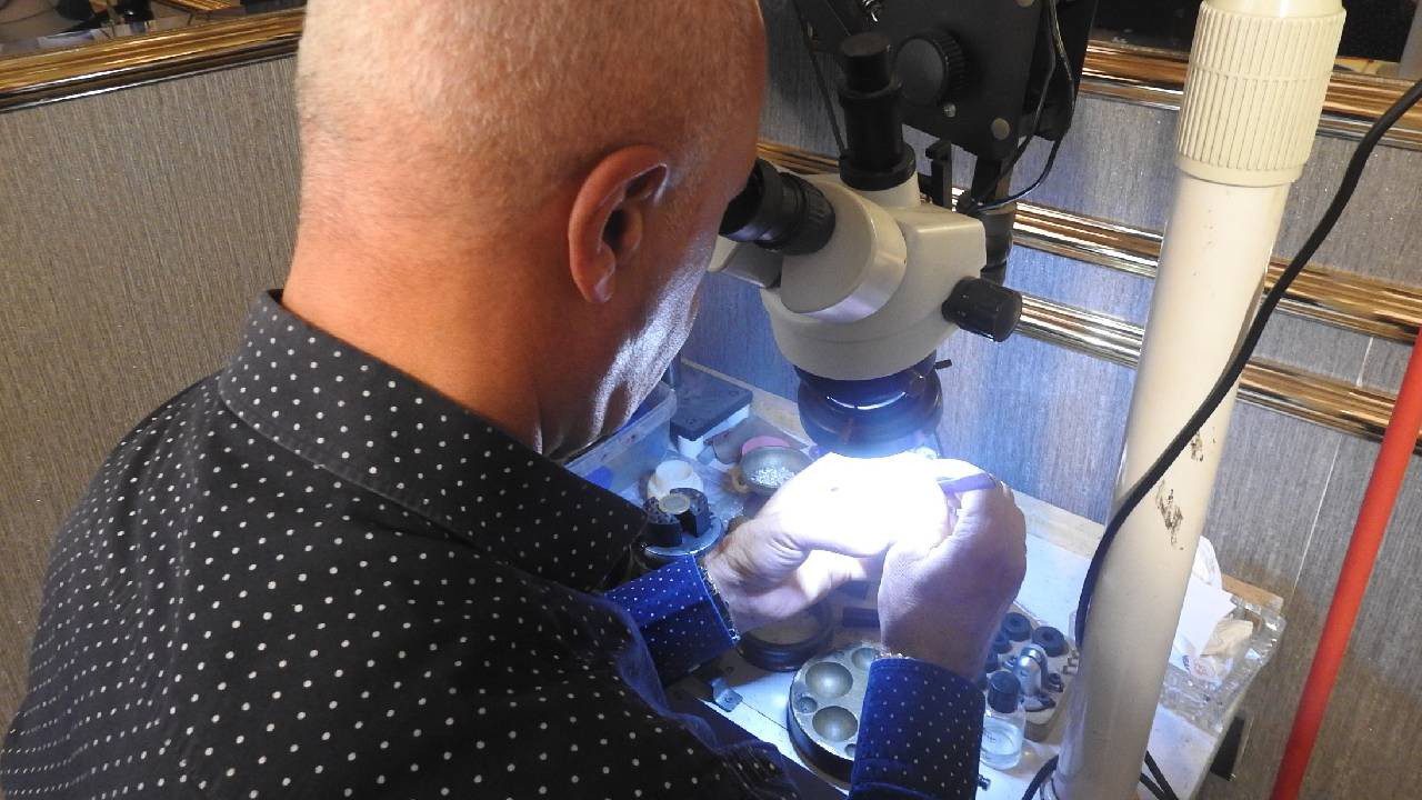 Maaşı Devlet Ödüyor, En Pahalı Zanaatin Ustası Oluyor: İnci Gibi İşliyor Koluna Altın Bilezik Takıyor