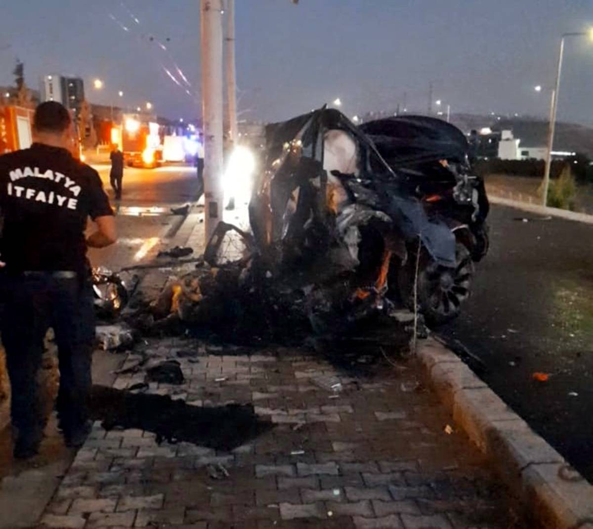 malatya-ikiye-bolunen-tesla-kazasi-2.jpg