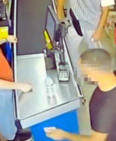 Markette Korku Dolu Anlar Kamerada: Müşteri, Kasiyerin Burnunu Kırdı
